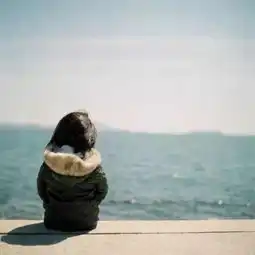 微信头像一个小女孩坐在海边的背影什么意思