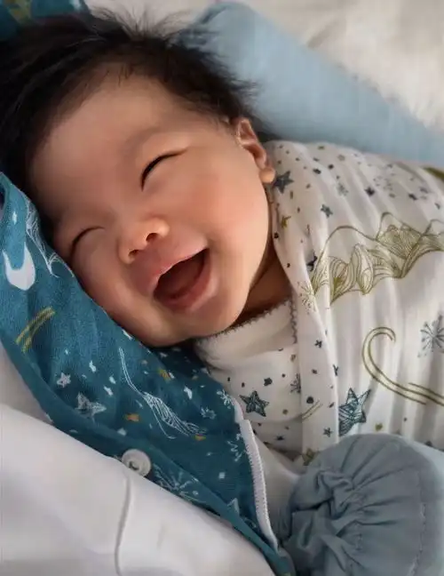 郑恺前任程晓玥晒女儿,发量浓密笑容治愈像爸,坐月子仍直播赚钱