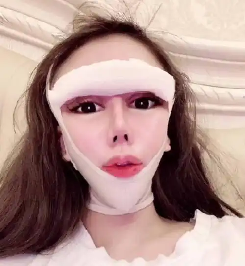 女主播13岁开始整容,到现在已经整了100次,亲妈都不认识他