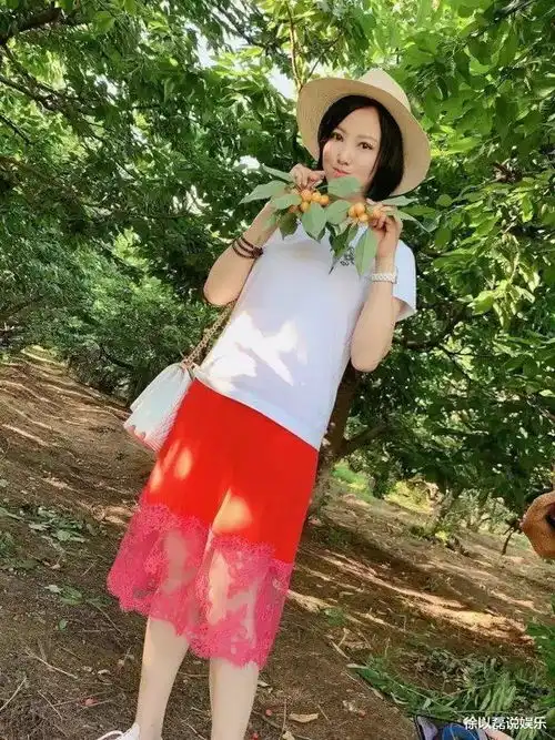 还记得大陶红吗51岁的她一袭白礼服搭配皮衣,大秀诱人身材