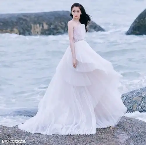 金鸡闭幕式女星造型,关晓彤美出新高度,新谋女郎刘浩存笑容拘谨