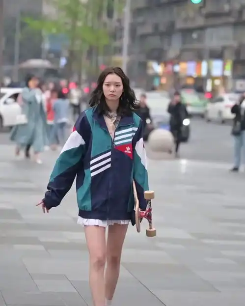 别买匡威了,这款西瓜红范斯c位出道,00后搭校服时髦好看