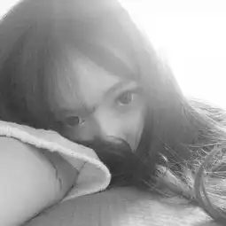 求女生黑白伤感头像,像这种的,