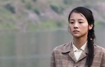 女孩高考700分,奶奶四处借钱,女孩一个电话学费就解决了