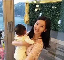 奶茶妹妹纯素颜家居照被扒,简直就像刘强东女儿