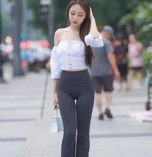 葫芦身材的白色打底裤美女,看上去年轻有活力,显得大气