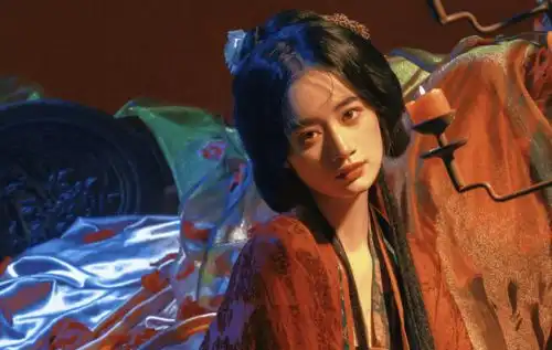 郭晓婷红衣古风美人照释出眼神迷离镜头感满分