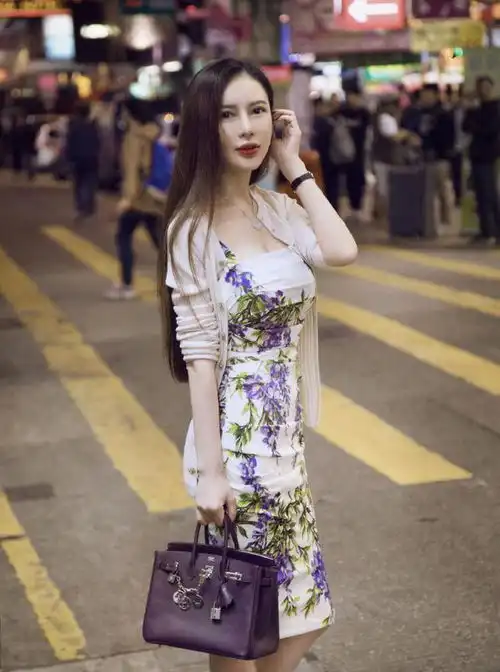 街拍这美女的脸看上去有点不正常,总觉得哪里怪怪的
