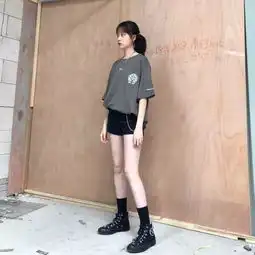 snkrgirls丨这期球鞋女生们的大长腿都有的白到发光属性11.1111.17