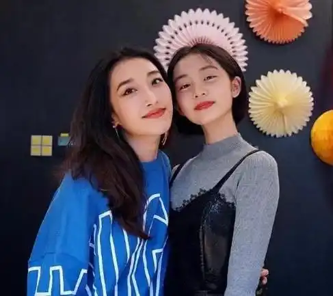 黄磊为女儿庆生17岁多多穿白衣发型太清纯,侧脸酷似妈妈孙莉