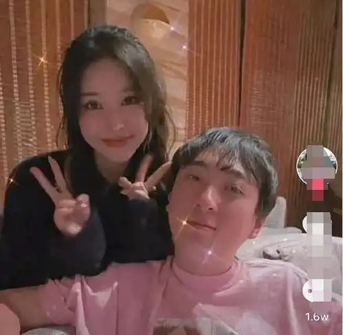 王思聪33岁生日宴太豪,花百万包豪华游艇,携40多位网红庆生