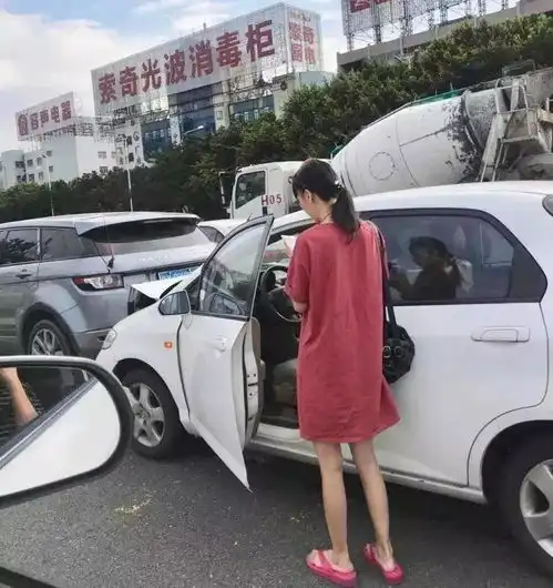 顺德一女司机把庙撞爆了女司机闯祸闯出新高度