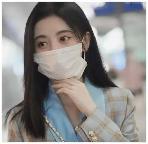 鞠婧祎的脸有多小口罩要比脸大一圈,但却被质疑是故意买大一号