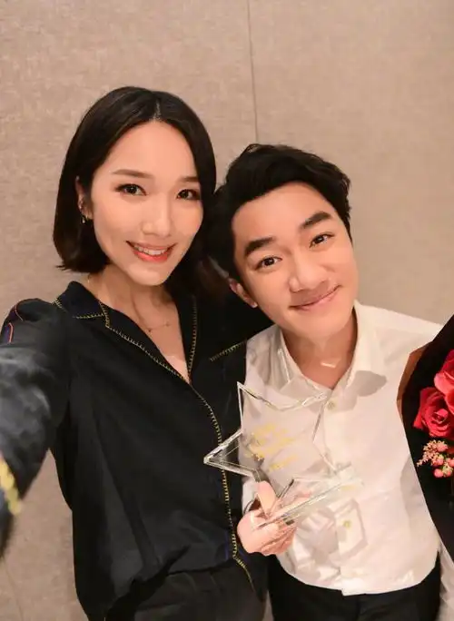 王祖蓝老婆李亚男深夜晒孕照,孕味满满笑容满面,自曝孕期已过半
