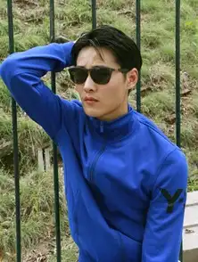 李振忧郁型男街拍照曝光闷热夏日平添清凉一抹