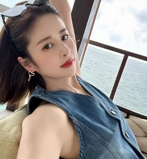 颖儿携女游玩月亮高清正脸首曝光,单眼皮塌鼻梁完美复刻付辛博