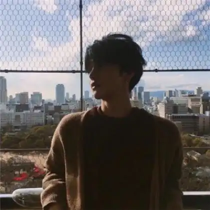 让脸埋在衣领中活在自我的男生,流行男生头像抖音