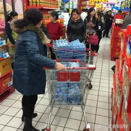 5岁女孩超市偷东西被发现,孩子脱下外套后店员泪目你走吧