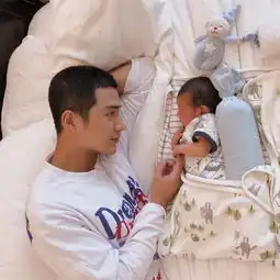 姜潮麦迪娜一家三口首同框,麦迪娜带发箍如少女,姜潮父爱满满