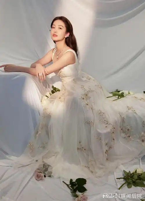 杨采钰穿露背白裙似仙女光影下尽显清纯动人