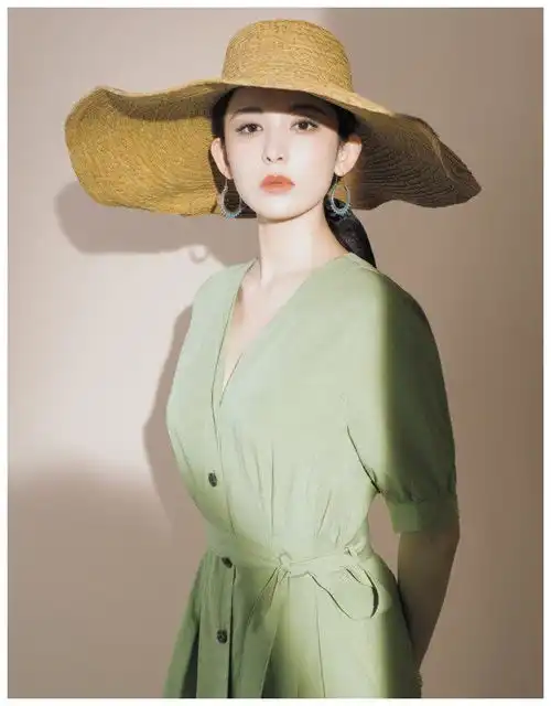 漂亮气质大方美女古力娜扎牛油果绿长裙清新可人写真
