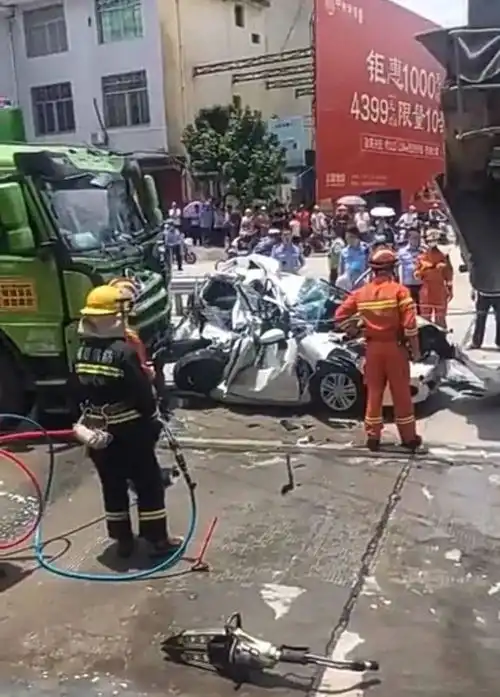 惨烈车祸小轿车当场被挤扁女司机看完都不敢开车了