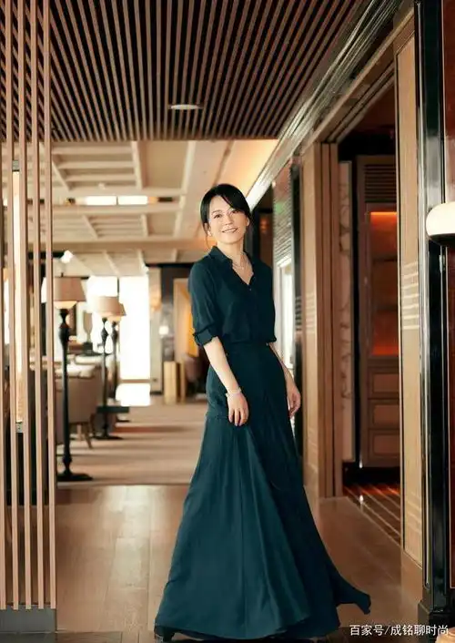 俞飞鸿优雅到了骨子里墨绿衬衫配长裙很端庄,奔五照样魅力四射
