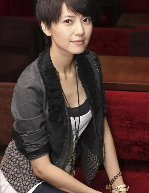 短发的高圆圆仍然有魅力,虽然少了点女人味,可依旧很吸引人
