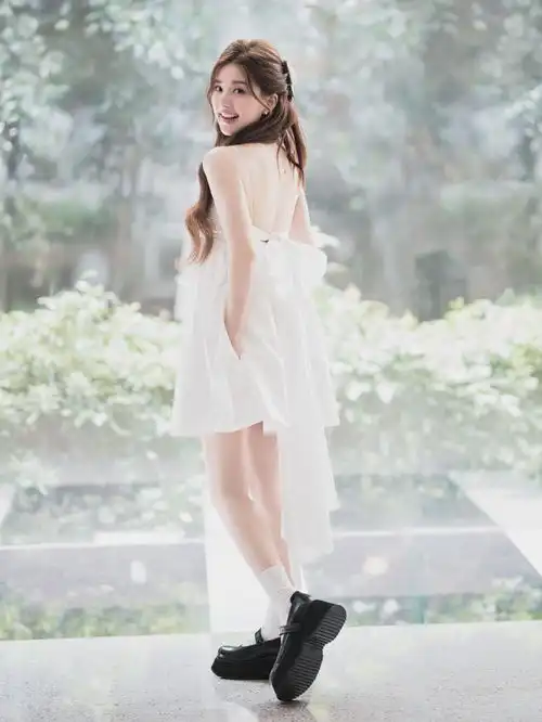 赵露思综艺甜美造型写真白色吊带短裙甜美可爱