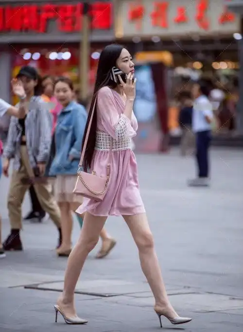 蕾丝连衣裙搭配高跟鞋,既大气又凉爽,美出新高度