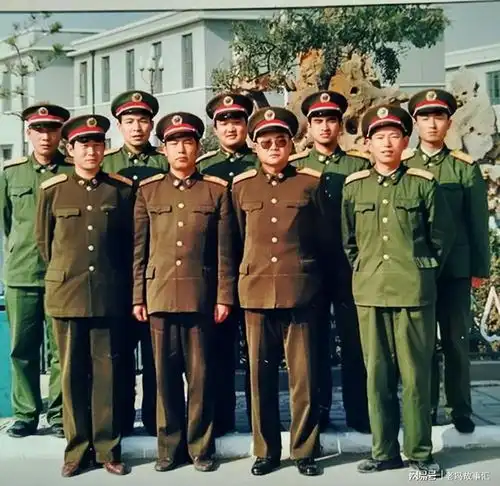 二哥1974年入伍,提干后抛弃初恋娶了首长女儿,一生过得谨小慎微
