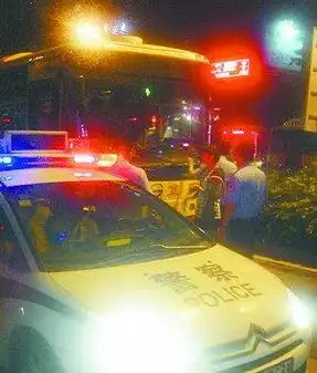 公交司机多次按喇叭提醒挡路私家车双方发生争执