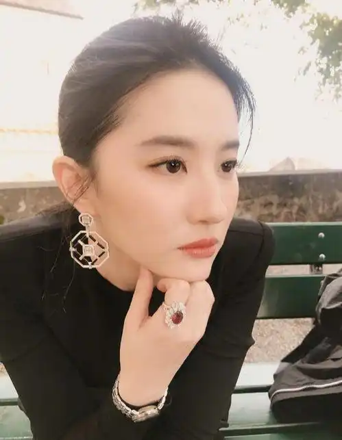 花木兰后不再是仙女刘亦菲和妈妈出街,贵妇打扮太像同龄人
