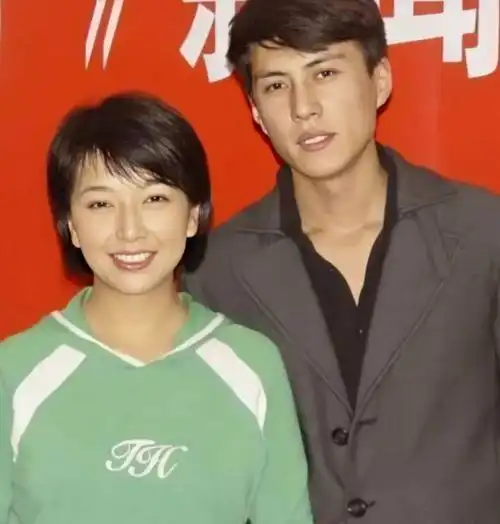 江珊闪婚震惊一时,与靳东姐弟恋5年,如今54岁却依旧美如少女
