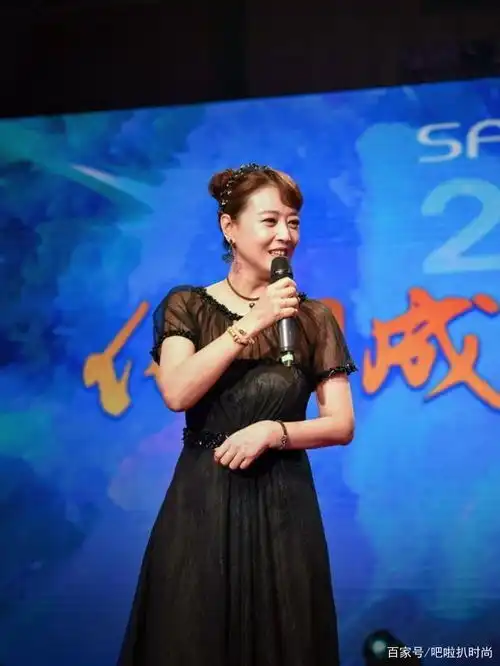 周海媚真的老了丸子头搭配网纱裙,化妆后看着也不止52岁