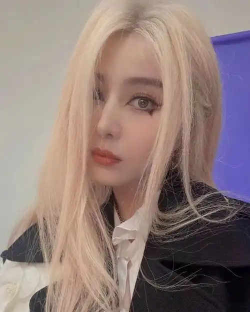 范冰冰不愧是内娱第一美女染粉发搭配恶魔妆,也能美出花