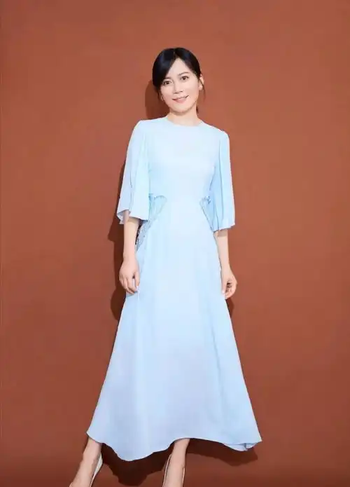 五十岁女人穿裙子,要牢记2穿2不穿,优雅得体又减龄,真好看