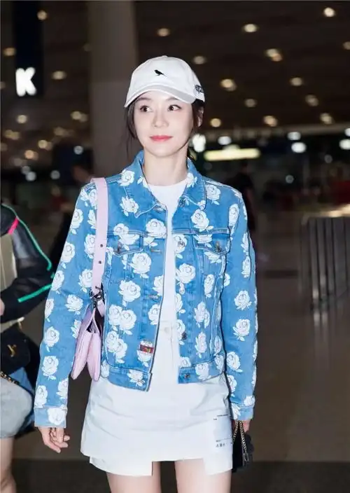 32岁袁姗姗逆龄生长,穿白玫瑰印花外套好清新,直接美出少女感