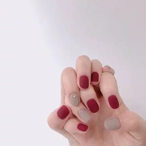 精致不落俗套的红色美甲,怎么搭都不会让你失望