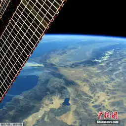 国际空间站清晰可见美国山火