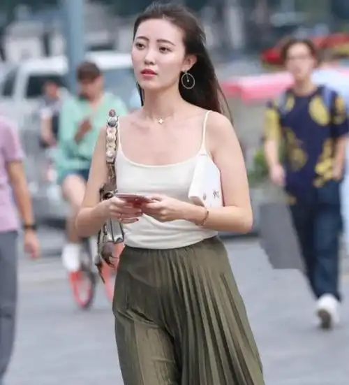 街拍小姐姐美丽动人,很是清新优雅