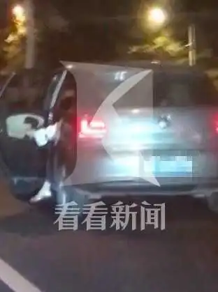 车门大开女子中环高架疑要跳车,后车鸣笛警示
