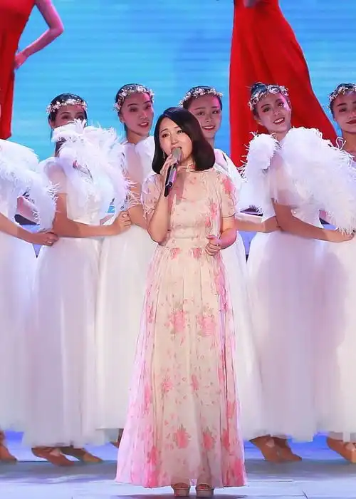 杨钰莹50岁了还那么精致,穿着印花长裙,看起来还像个小女孩一样