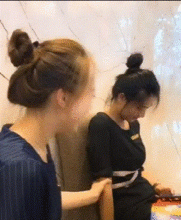 搞笑gif趣图妹子,你这衣服不是有外套吗就这样穿出来尴尬吗