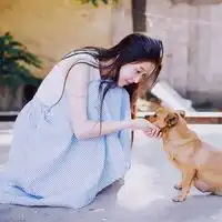 森系唯美小清新女生头像,坐着的,海边的,拿扇子的