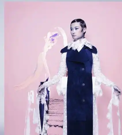李宇春原来有贵妇潜质30多岁爱上秀腿,却越来越有女人味