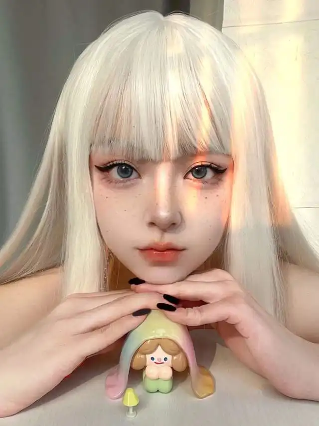 精灵系神秘白发美少女爆红全网,秀黑发日常照秒变高中妹