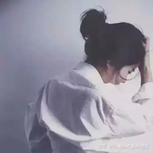 网抑云朋友圈文案伤感女生头像
