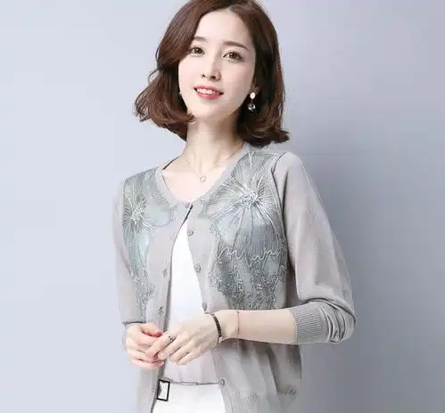 披肩开衫搭配连衣裙,让你更有女人味