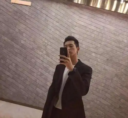 大背头的男星张若昀迷人,胡歌成熟,看到最后这谁顶得住
